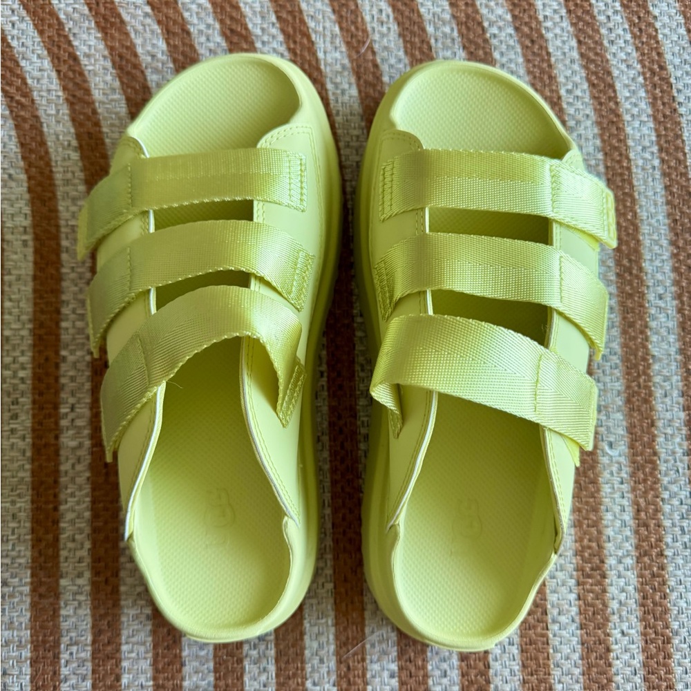 UGG  Lemon Sandals new without box